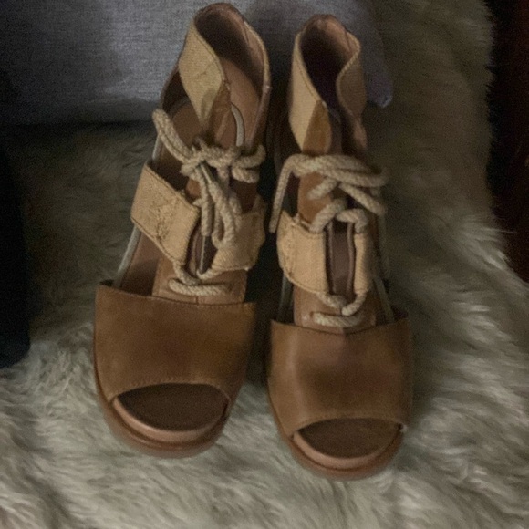 Sorel Joanie Sandals Womens 8.5 Tan Leather Lace Up Gladiator Peep Toe RARE!!! - Picture 2 of 9